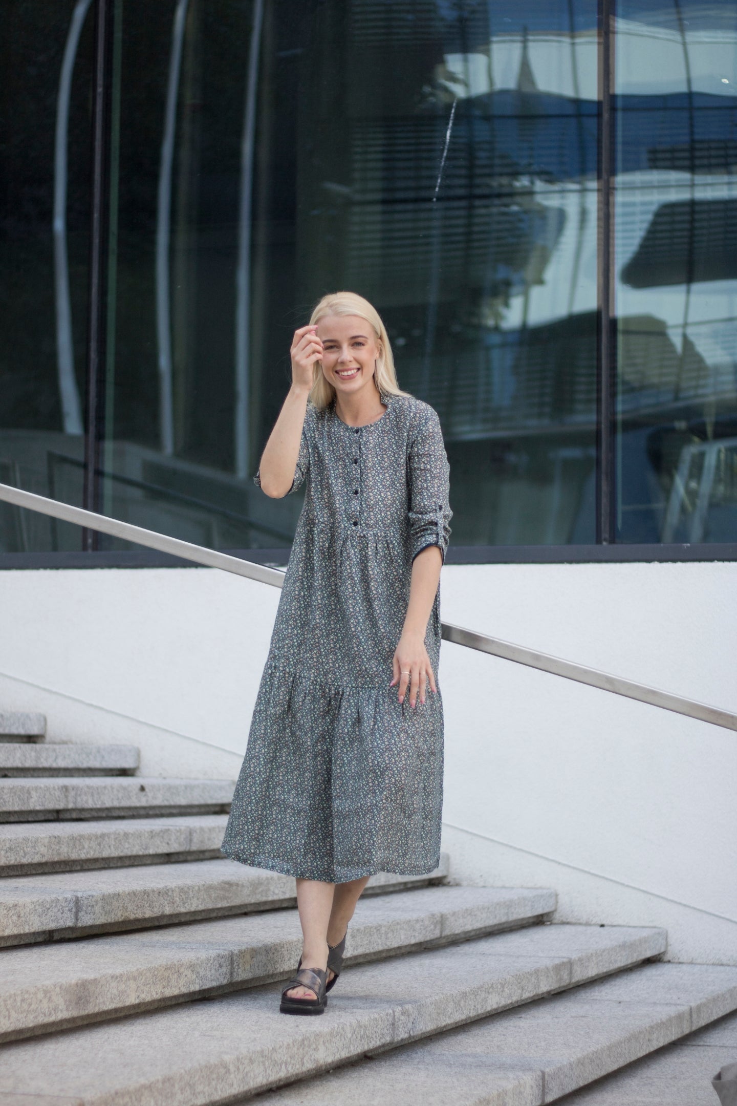Lininė suknelė su pievos raštu
