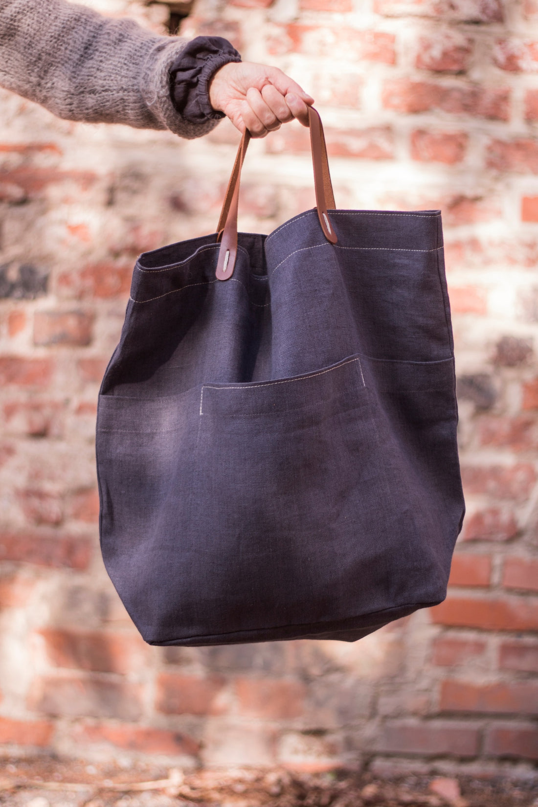Pilkas lininis krepšys su odinėmis rankenomis