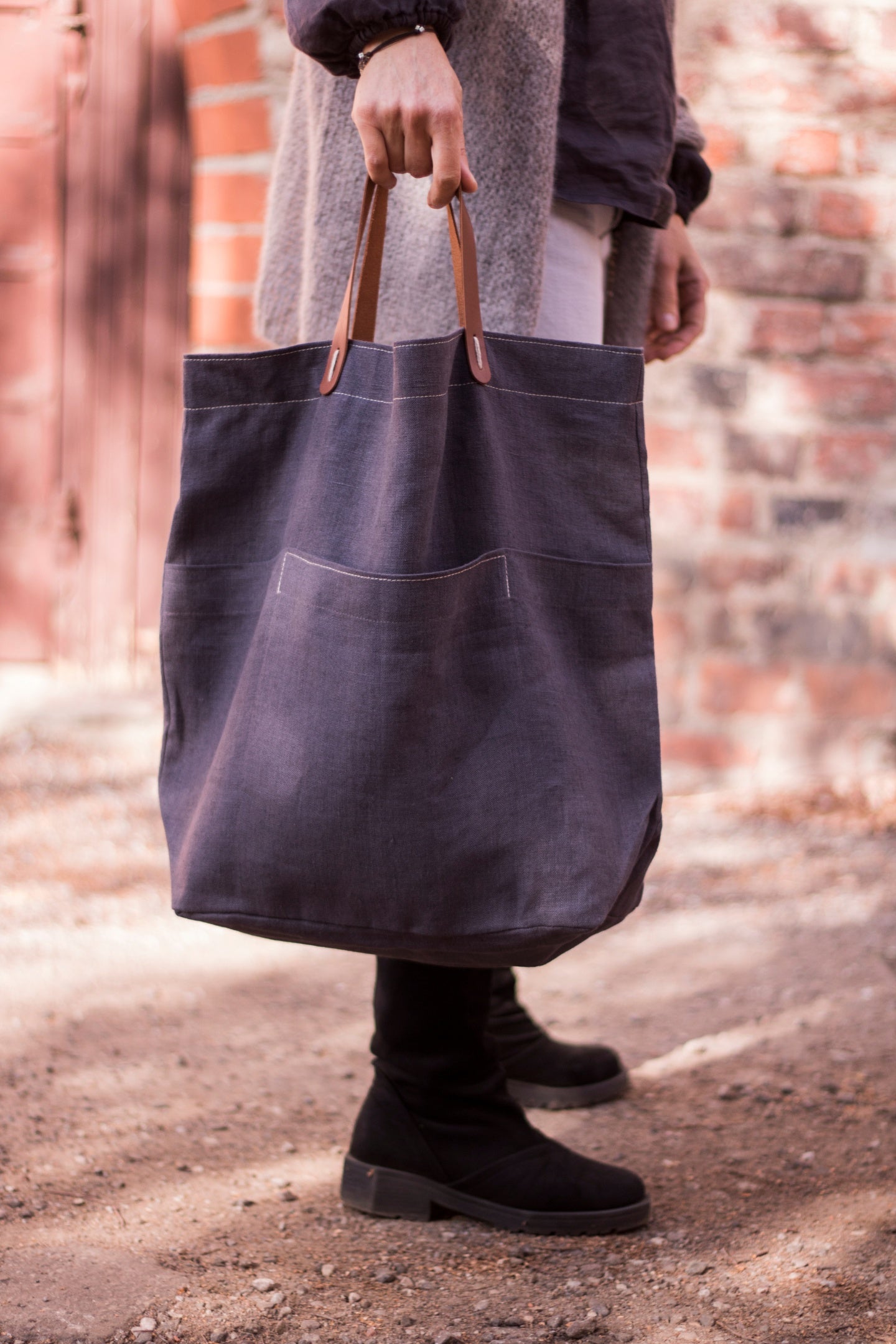 Pilkas lininis krepšys su odinėmis rankenomis