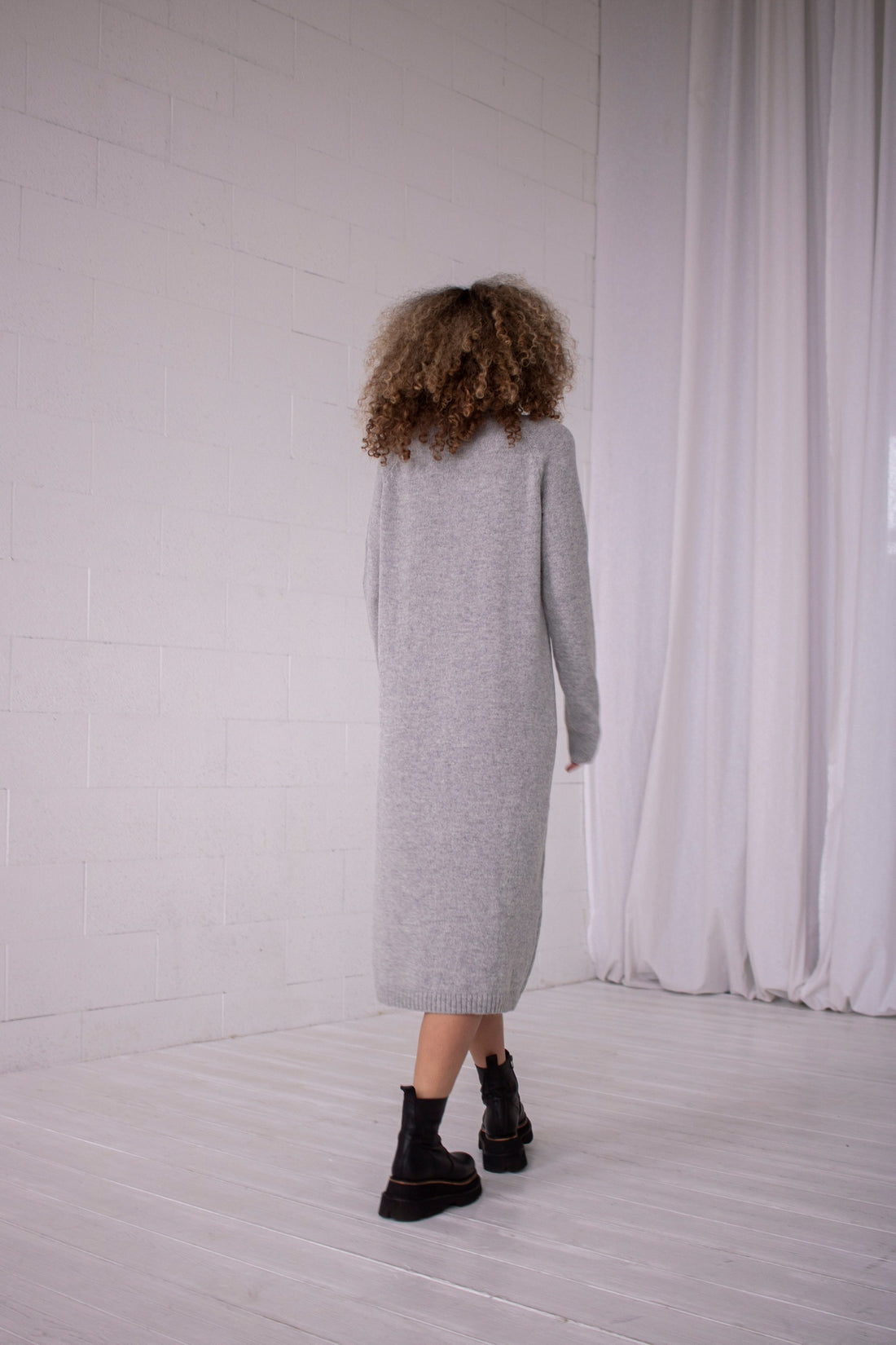 Megzta suknelė aukštu kaklu